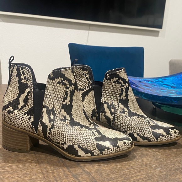 Dr. Scholl's Black and Ivory Patterned Boots - Picture 1 of 16